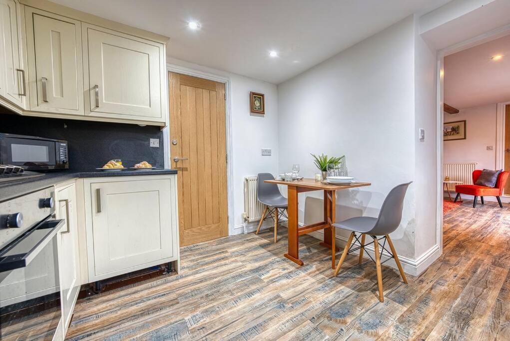 Delightful Two-Bedroom Cottage In The Heart Of Bakewell Esterno foto