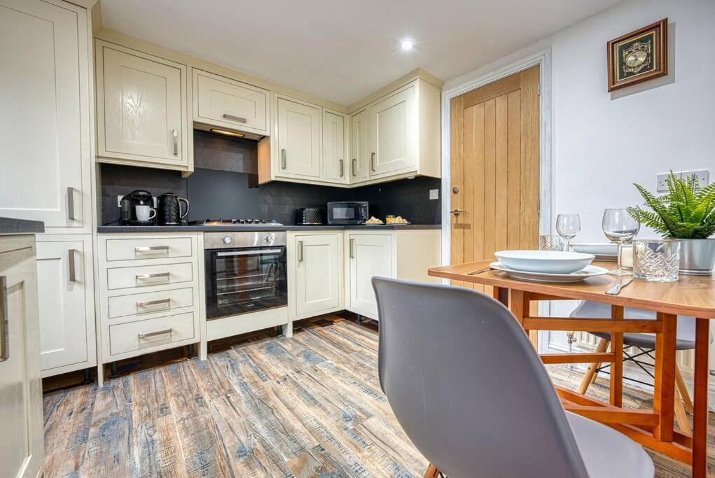 Delightful Two-Bedroom Cottage In The Heart Of Bakewell Esterno foto